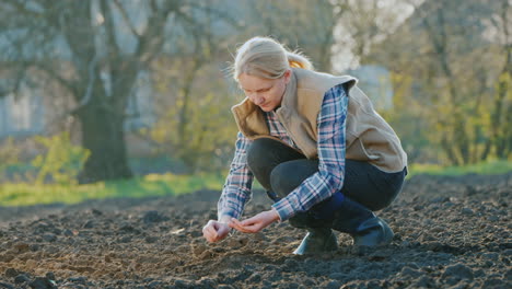 uma agricultora plantando sementes em seu jardim trabalho de primavera