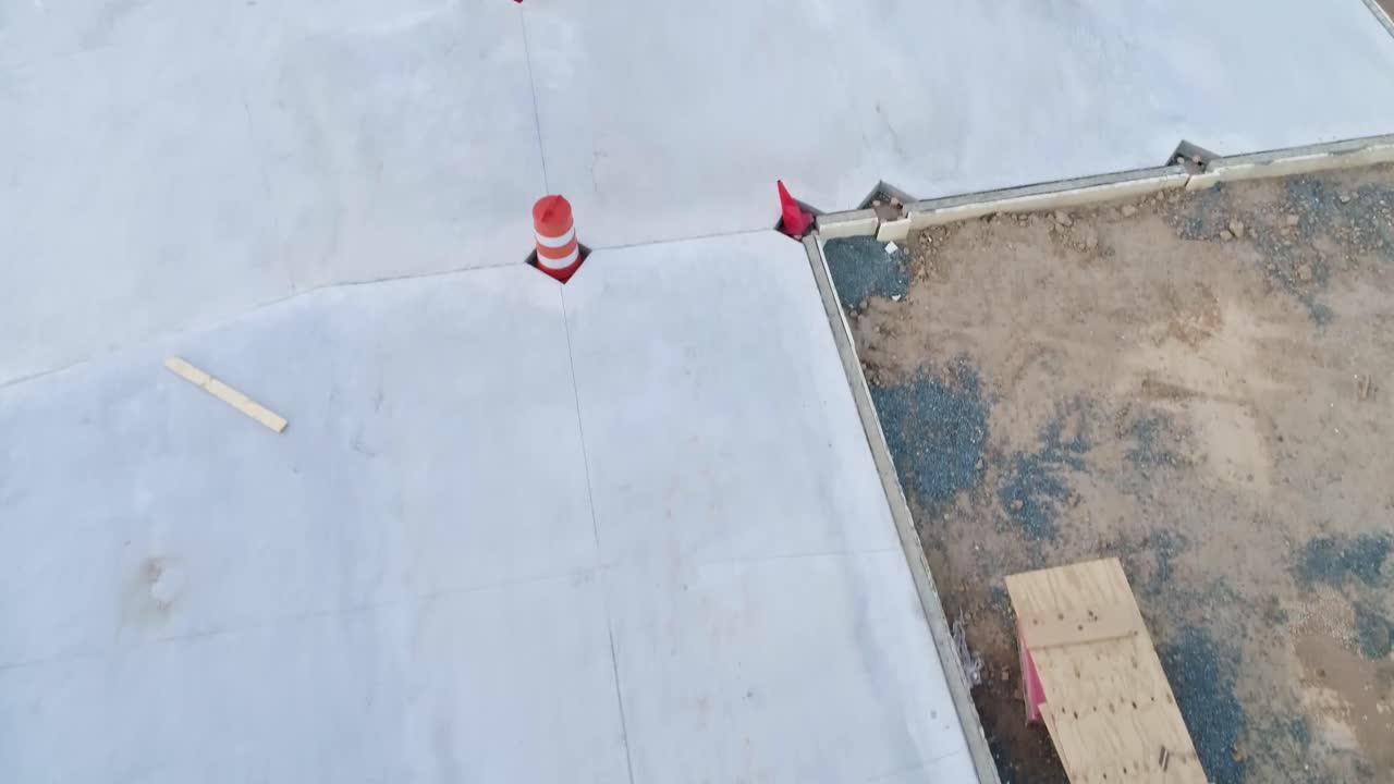 4k로 건설 현장 위를 날다