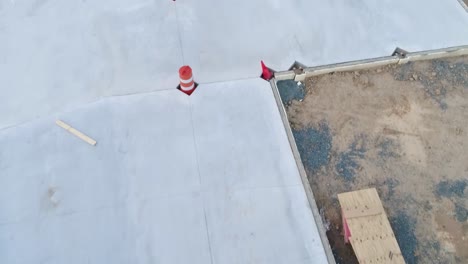 volando sobre un sitio de construcción en 4k