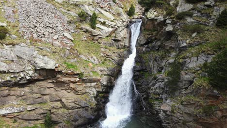 hermosa cascada en las montañas