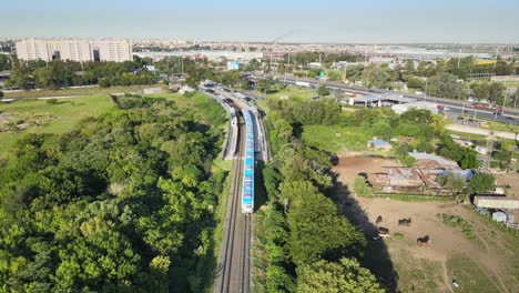 Zug,-Der-Den-Stadtbahnhof-Verlässt,-Bis-Er-Verschwindet