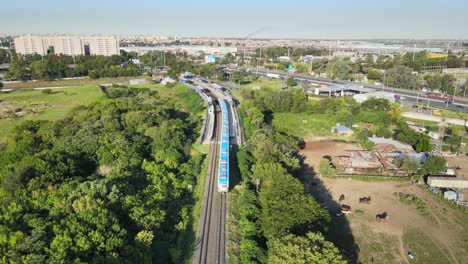 tren saliendo de la estación de la ciudad hasta que desaparezca