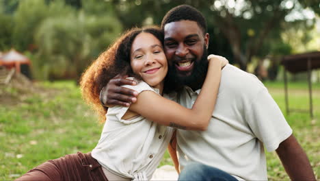 feliz, pareja y abrazo en la naturaleza