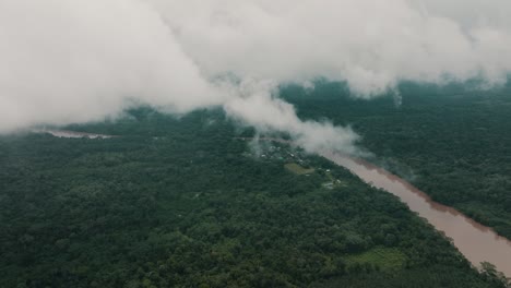 Fliegen-Durch-Wolken-über-Baumkronen-Im-Tropischen-Regenwald-Im-Amazonasgebiet-Von-Ecuador