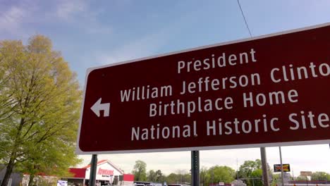 signo de la casa del lugar de nacimiento del presidente clinton en hope, arkansas con panorámica de video de izquierda a derecha