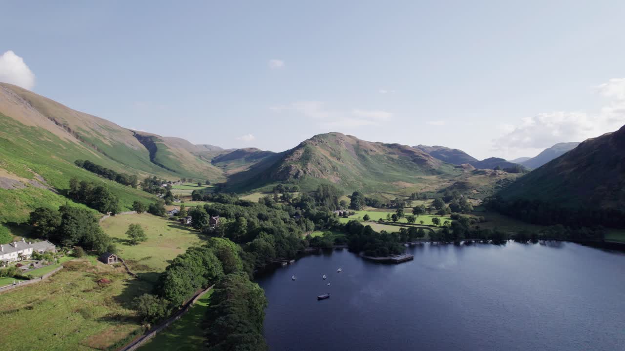 화창한 날, ullswater, 호수 지구, cumbria, 영국에 호수 끝을 향해 날아가는 드론 샷