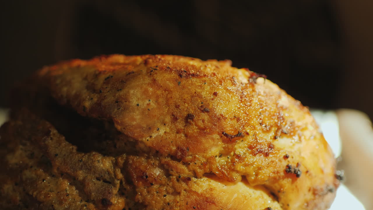 un gran trozo de carne apetitosa en un horno eléctrico caliente video 4k