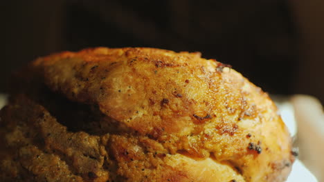 un gran trozo de carne apetitosa en un horno eléctrico caliente video 4k