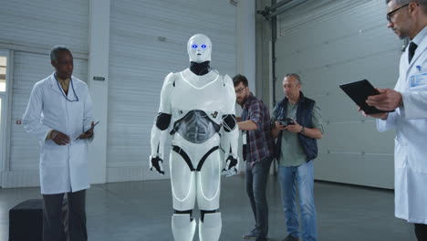 pruebas y desarrollo de robots en un almacén