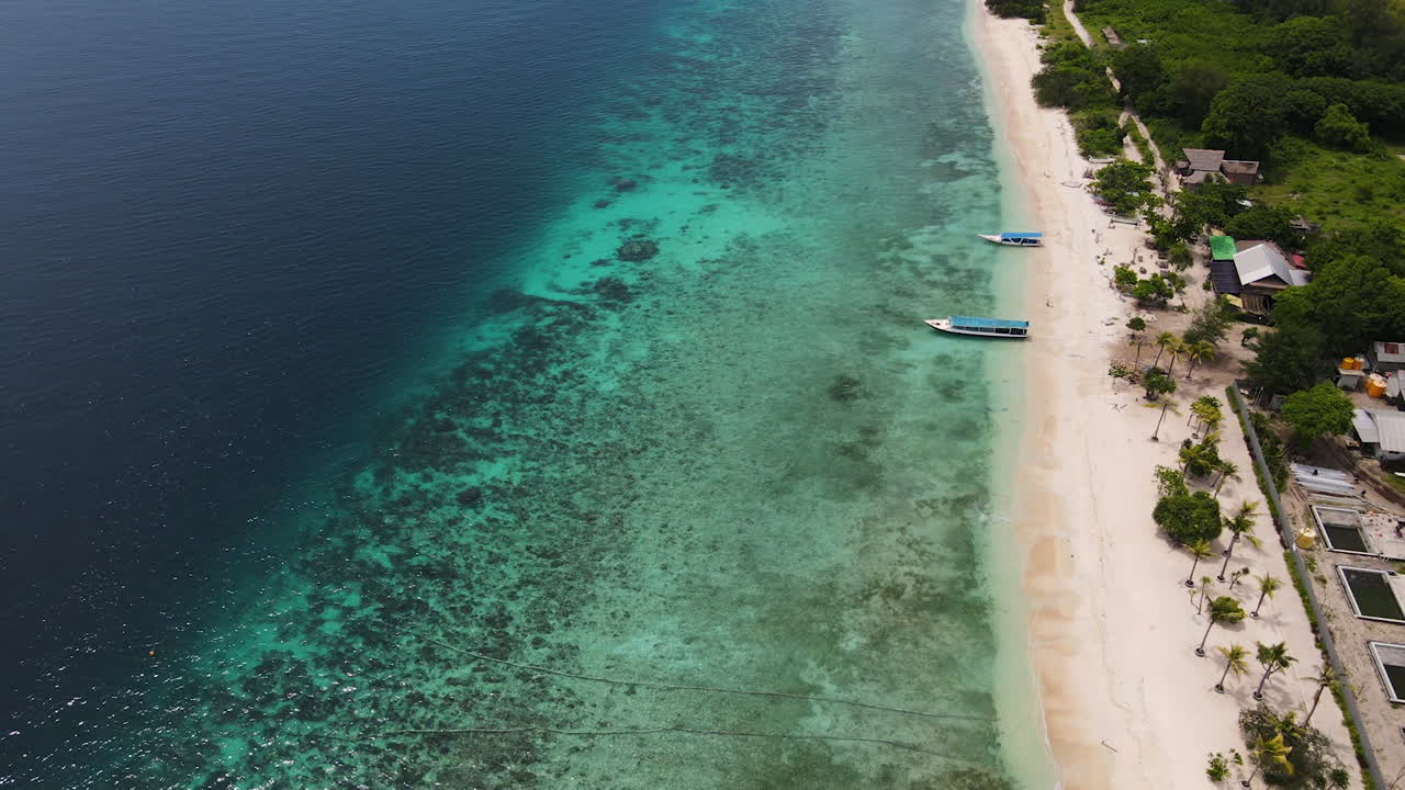 vista panorámica de arriba hacia abajo del océano turquesa en bali