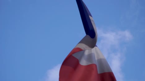 Ondeando-La-Bandera-De-Francia-Frente-Al-Cielo-Azul