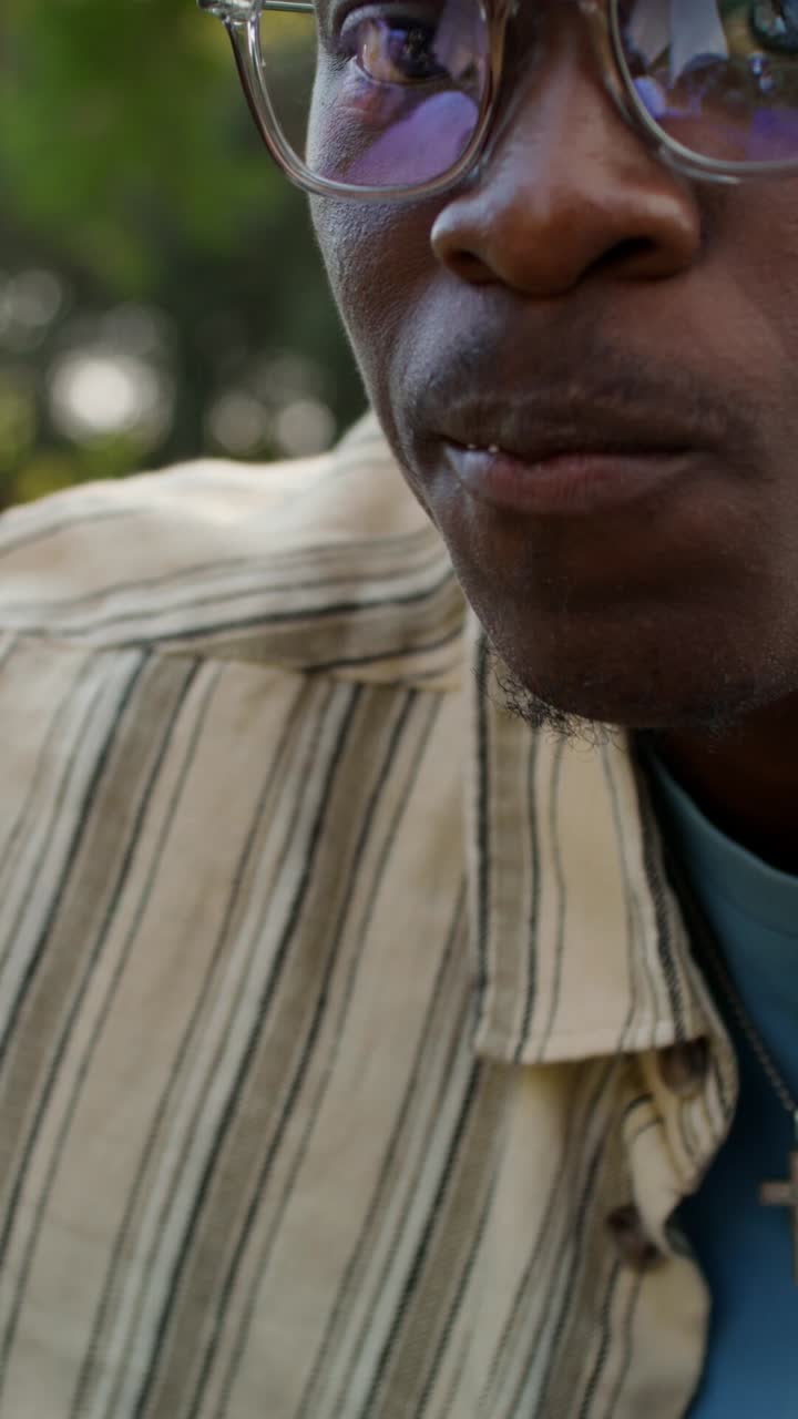 안경과 셔츠를 입은 남자의 클로즈업