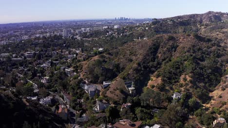 Toma-Panorámica-Aérea-Sobre-Las-Colinas-De-Hollywood-Hacia-La-Ciudad-Del-Siglo