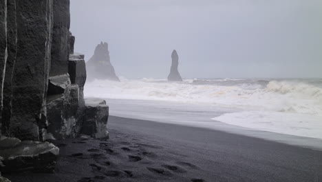 Schwarzer-Sandstrand,-Raues-Wetter-Mit-Regen-Und-Rauen-Meereswellen,-Küste-Islands