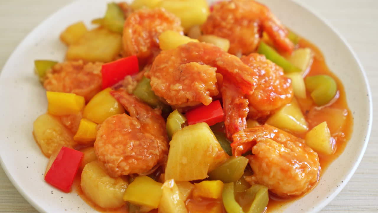 salteado agridulce con camarones fritos en el plato - estilo de comida asiática