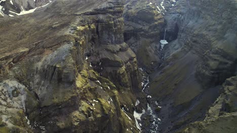 l'estuaire d'une rivière dans une vallée ensoleillée