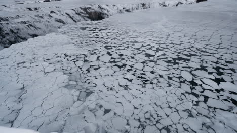 imágenes de un viaje en barco de invierno a través del geirangerfjord de noruega, capturando impresionantes vistas del hielo en el agua desde las montañas nevadas circundantes