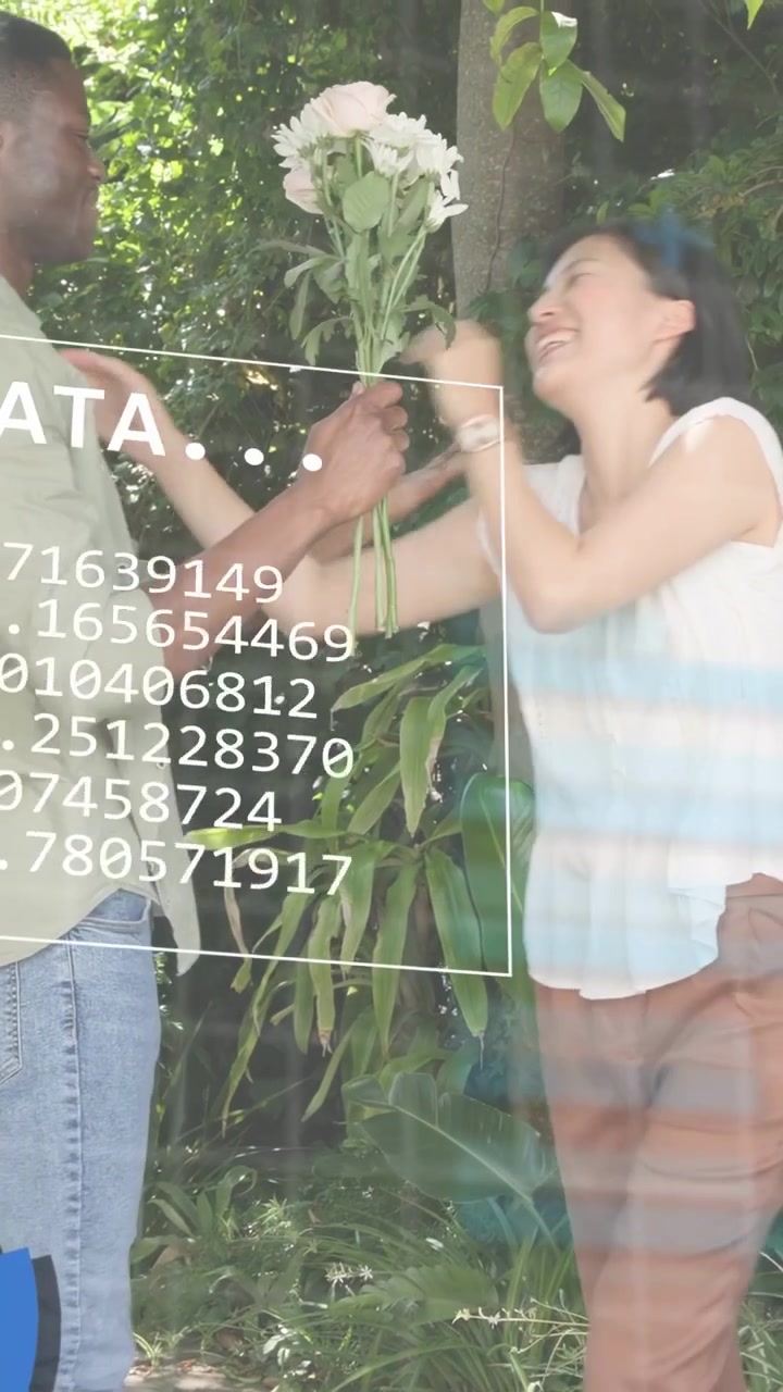 Video verticale: Uomo che abbraccia, offrendo un bouquet, donna che ride e accetta, con dati UI che oscurano.