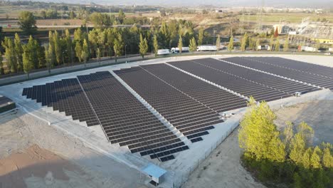 vista aérea de paneles solares en una granja solar utilizada para la producción de energía limpia