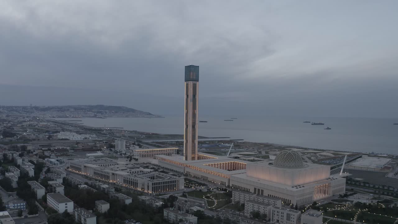 구름이 가득한 하늘에 있는 알제르의 위대한 모스크