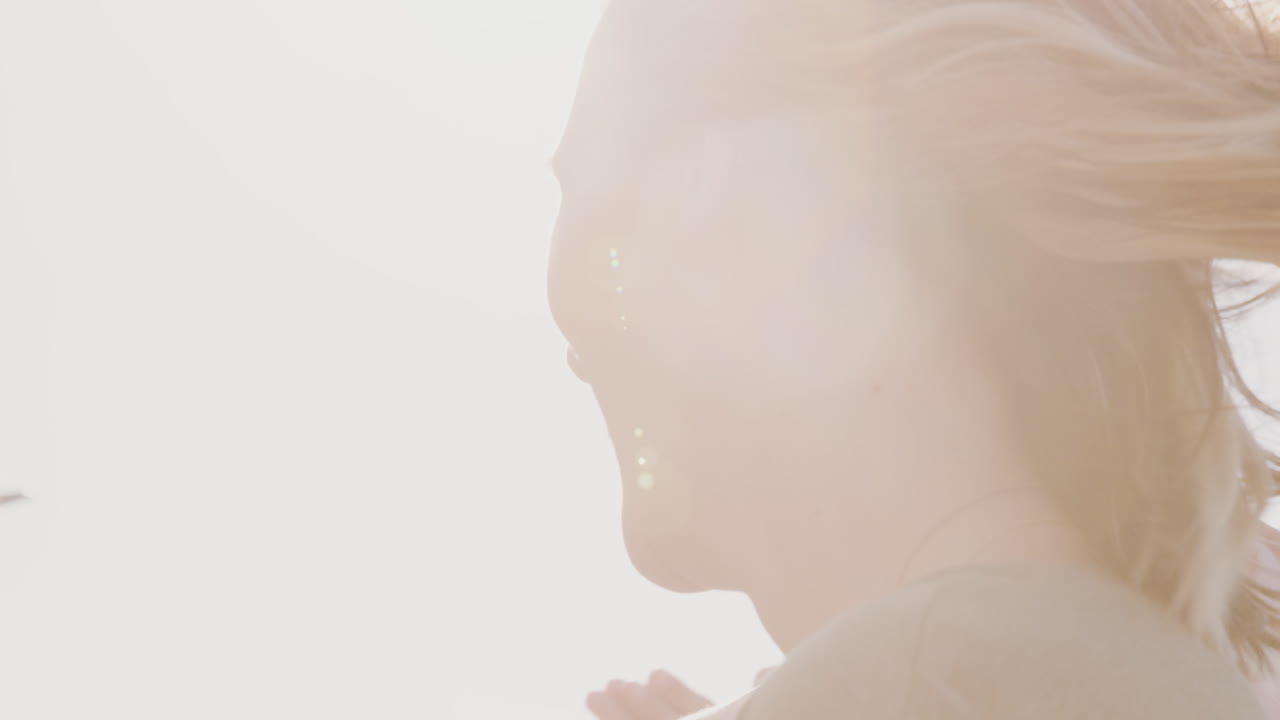 웃는 젊은 친구들의 머리와 어깨는 뜨거운 빛에 대항하여 야외에서 함께 찍혔습니다.