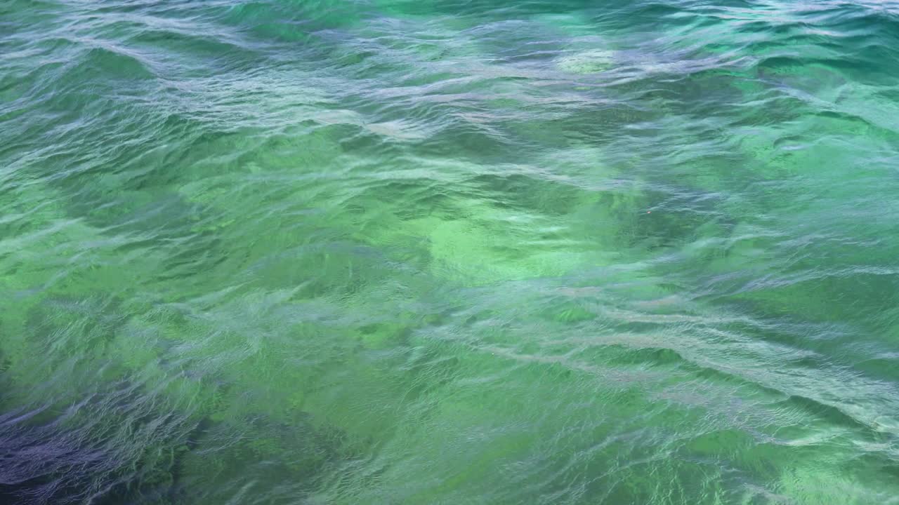 바다의 푸른 표면에 파동이