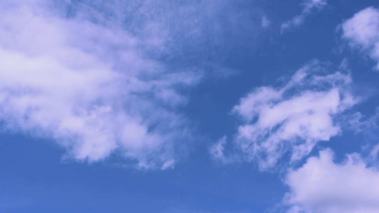 las nubes blancas volaron por el cielo azul brillante. el verano de la semana abrasadora del sol, video en 4k