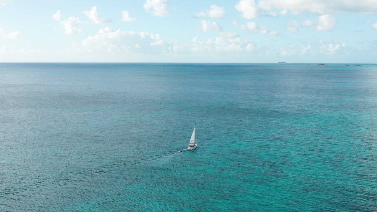 imágenes de drones de un velero en antigua
