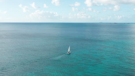 Imágenes-De-Drones-De-Un-Velero-En-Antigua