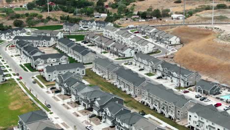 Toma-Aérea-De-Casas-En-Un-Nuevo-Barrio-En-Bluffdale-Utah