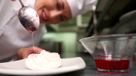 el chef feliz vertiendo jarabe sobre el merengue