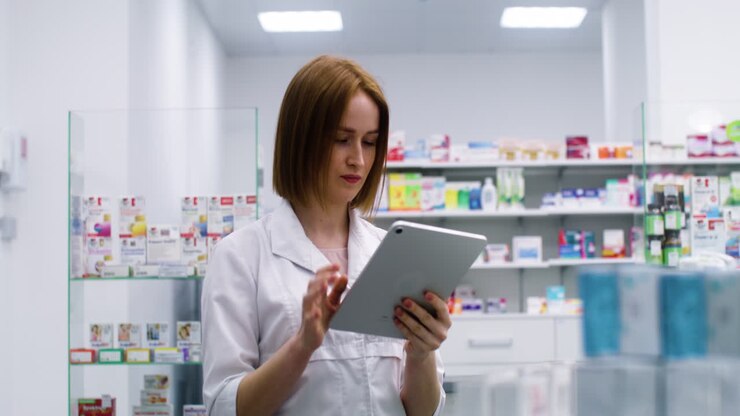 Giovane donna che usa il tablet all'interno