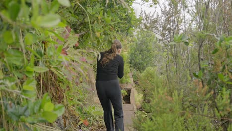 Kaukasische-Touristin-Filmt-Wanderweg-Und-Aussicht-Mit-Kamera,-Teneriffa