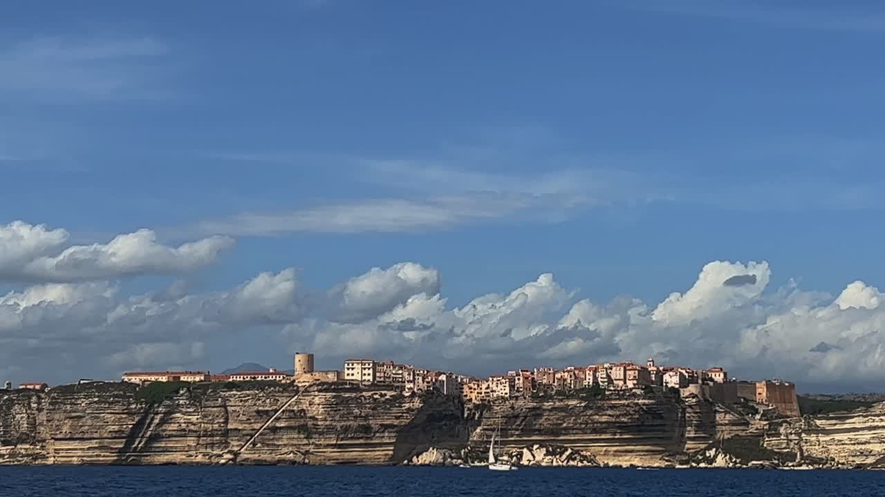 velero navega a lo largo de la costa de la isla francesa de córcega