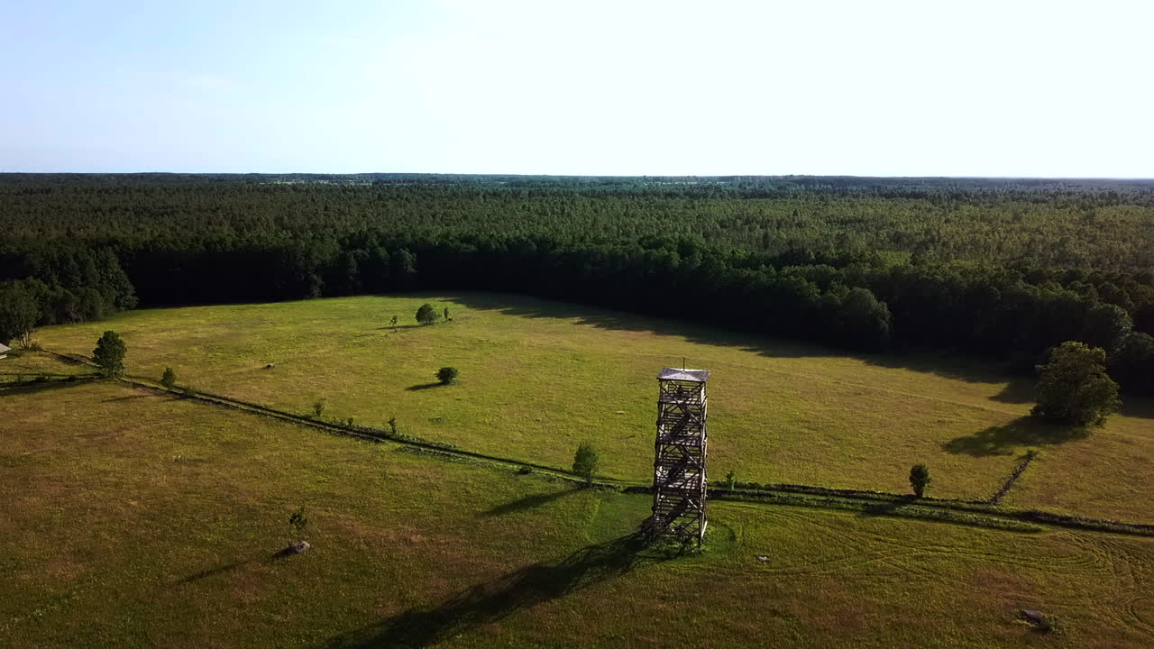 drone ascendiendo desde una torre al aire