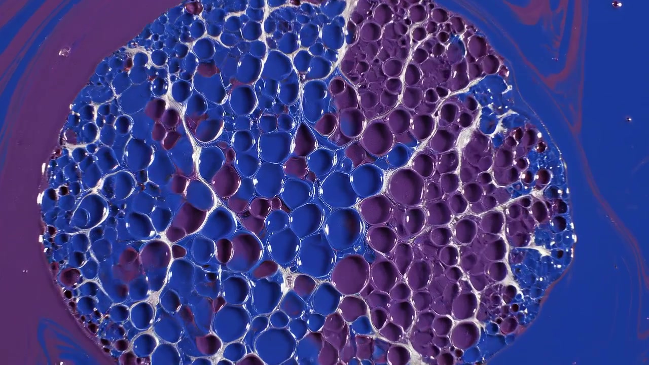 Fondo abstracto de líquido arremolinado azul y morado con burbujas.