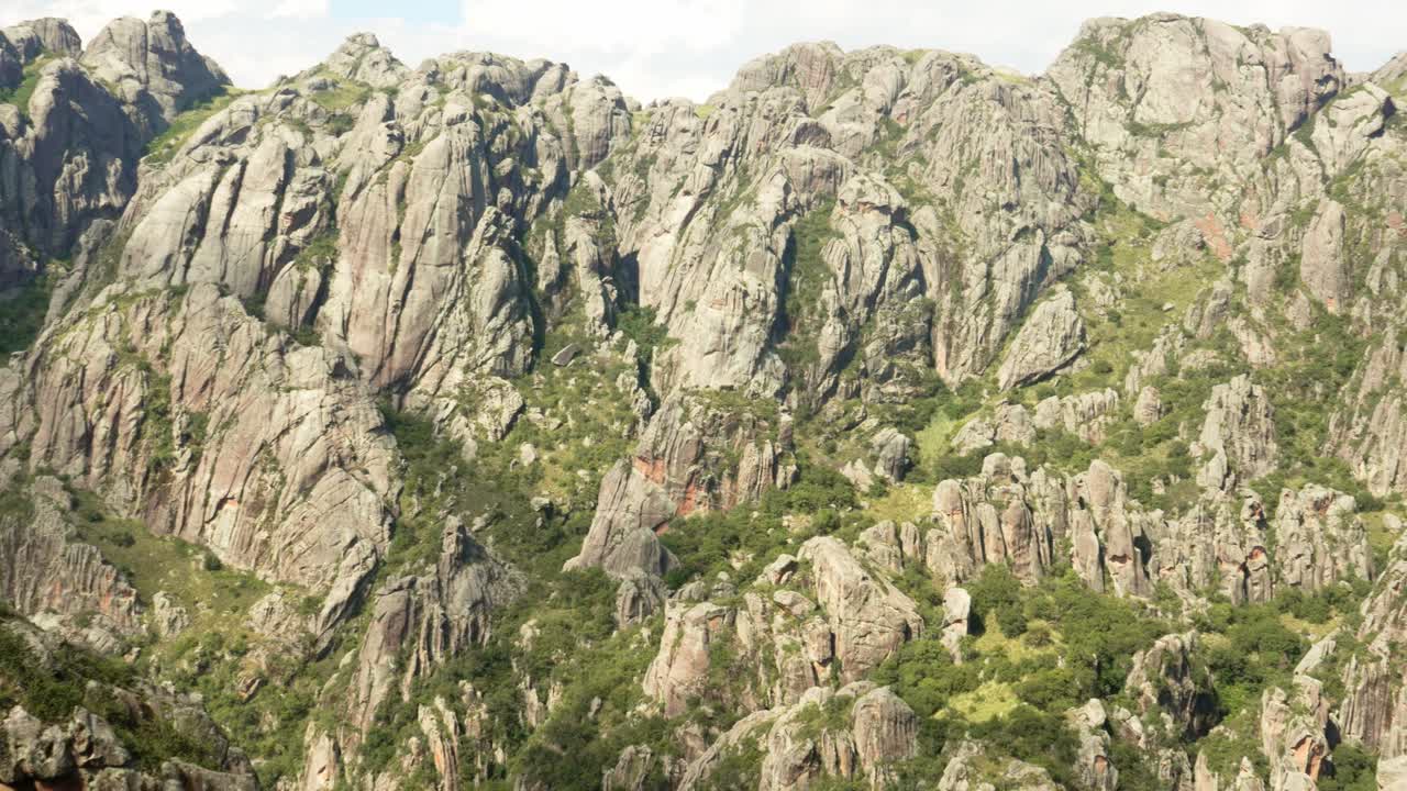 아르헨티나 코르도바의 comechingones 산맥 아래 산과 계곡의 전망
