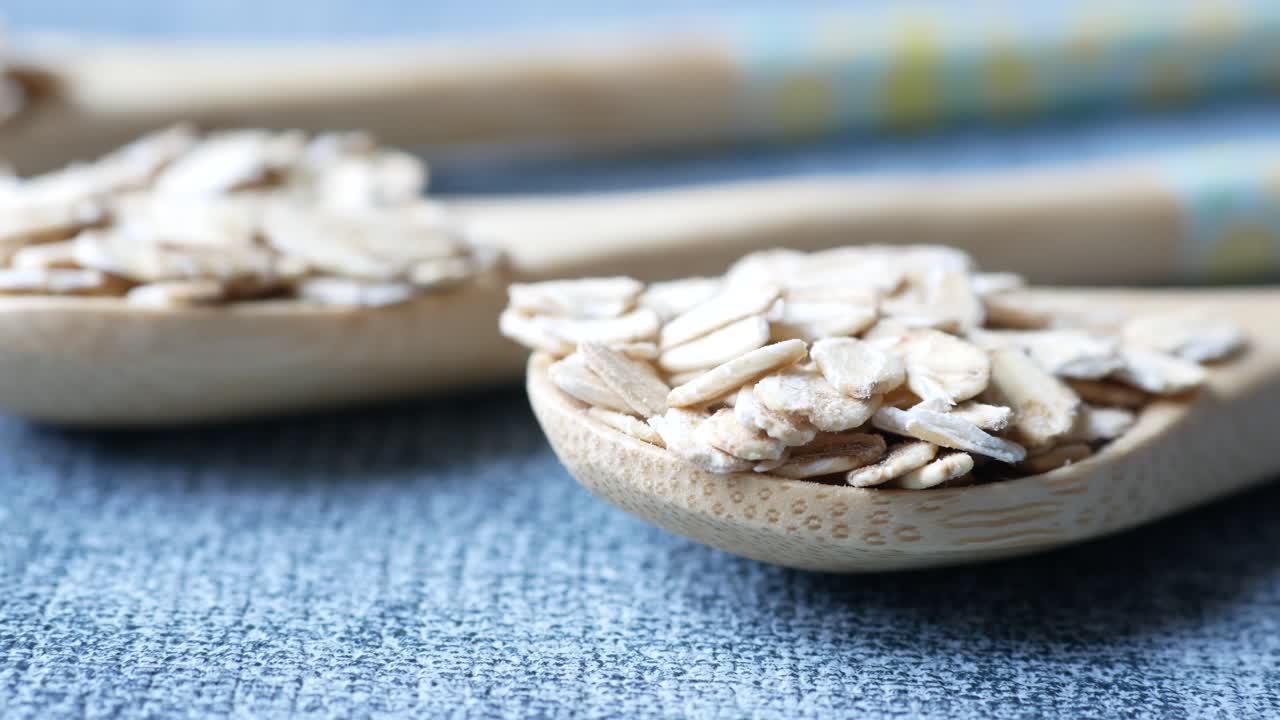 테이블 위에  ⁇ 어지는 구운 오트 플레이크 ,