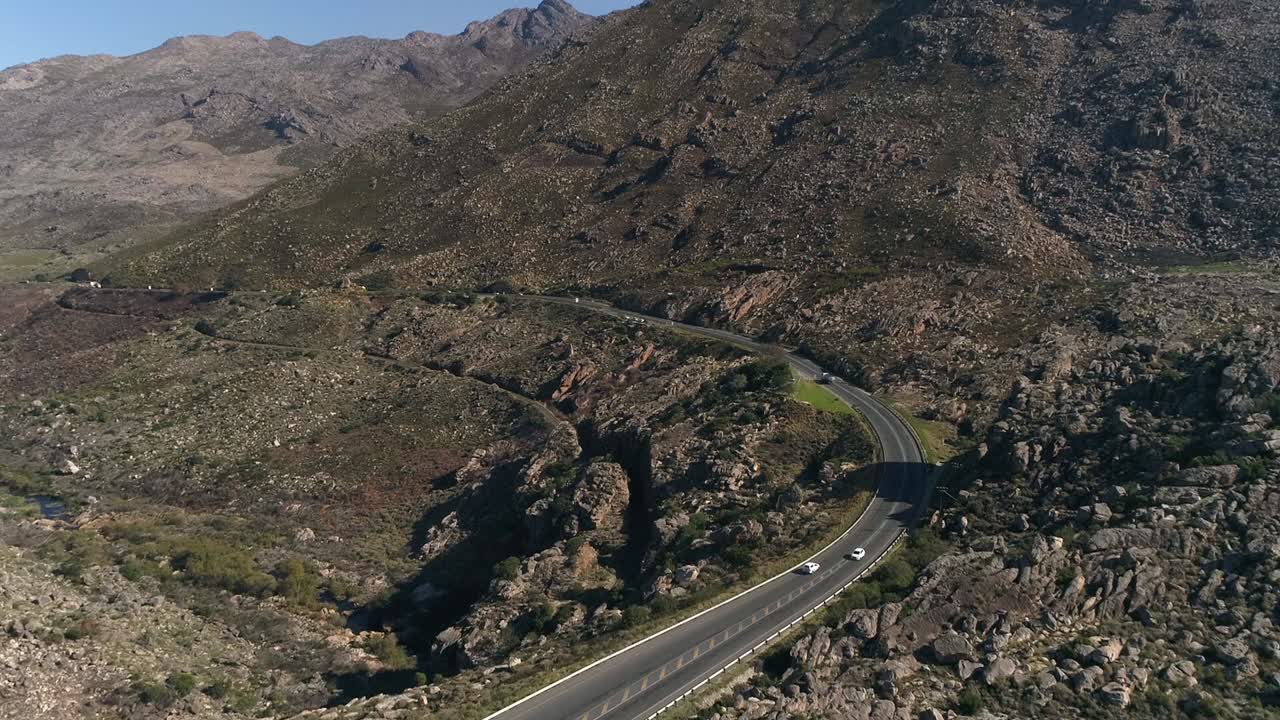 Cavalcavia su autostrada con guida a sinistra in un aspro paesaggio sudafricano.