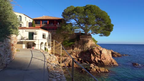 Casa-Playa-Europea-En-Mediterraneo-España-Casas-Blancas-Mar-En-Calma-Azul-Turquesa-Begur-Costa-Brava-Ibiza