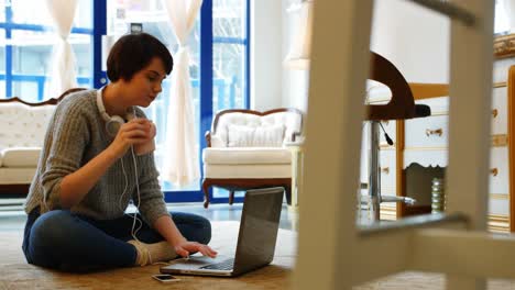 mujer usando teléfono móvil en la sala de estar
