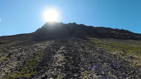 silueta de formación montañosa en un día soleado