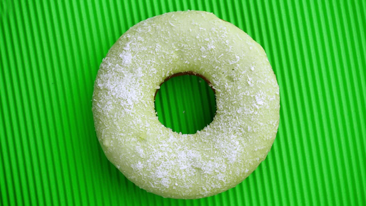 el donut glazado de primer plano.