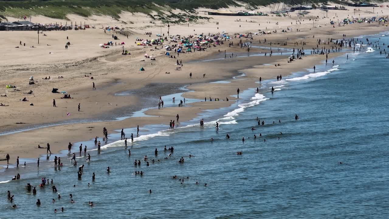 переполненная пляжная сцена в солнечный день