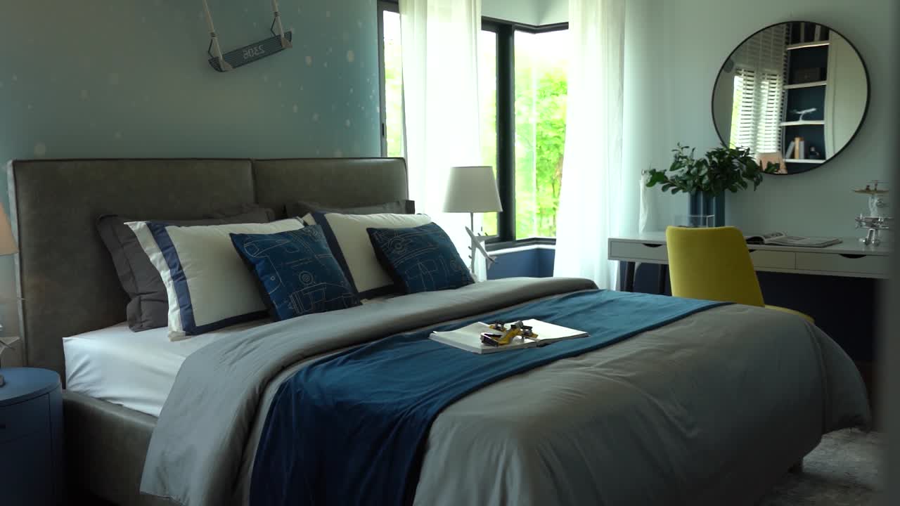 Elegante design d'interni per camera da letto blu e bianca, completamente arredata