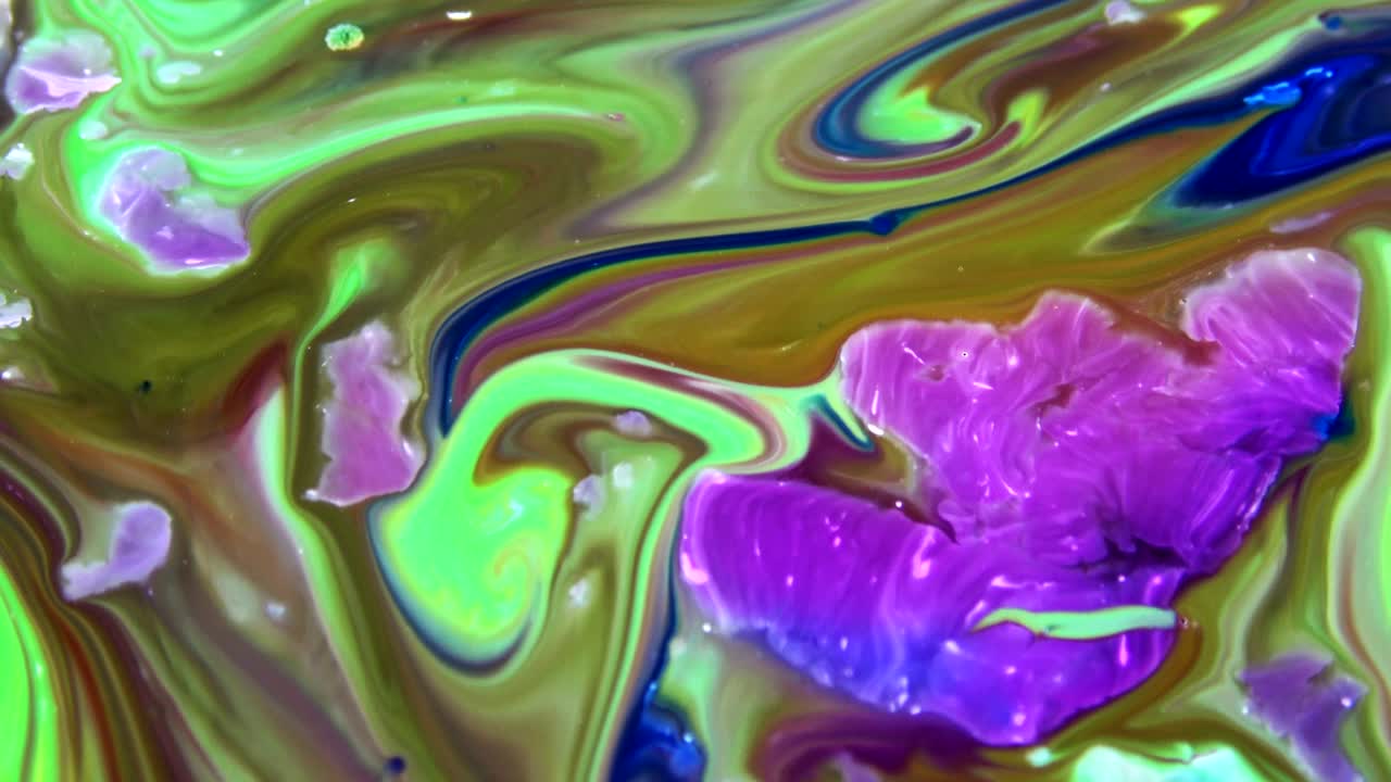 colores abstractos extendiendo pintura girando y estallando