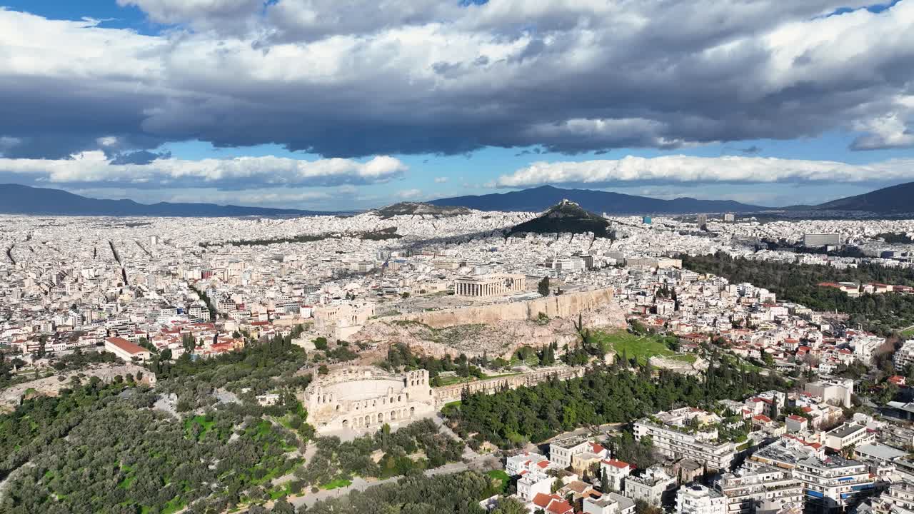 Video di un drone sull'Acropoli di Atene, Grecia, in una giornata di sole