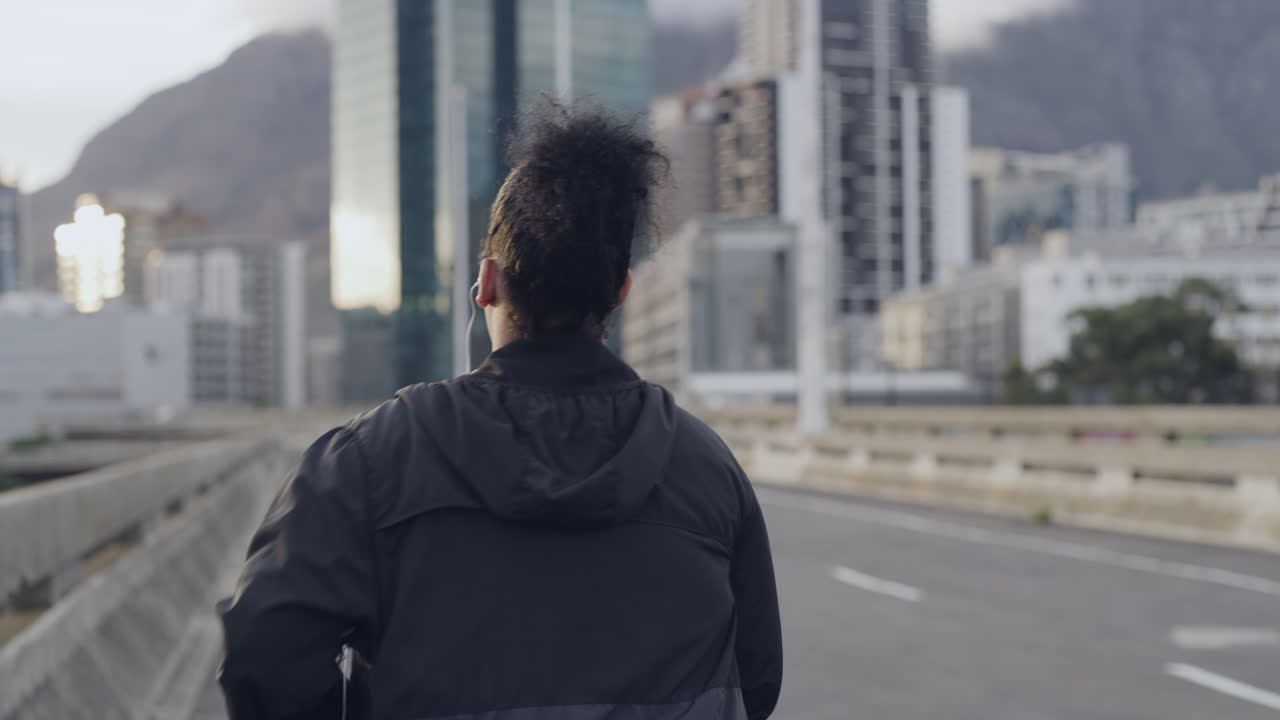 mujer de talla grande escuchando música en auriculares