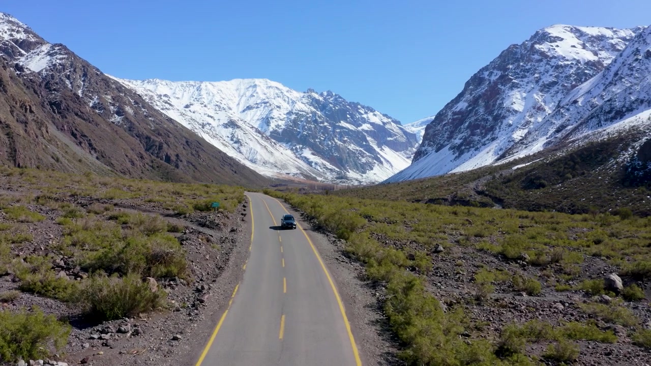 Cile, SUV fuoristrada che guida sull'autostrada di montagna del Cajon del Maipo