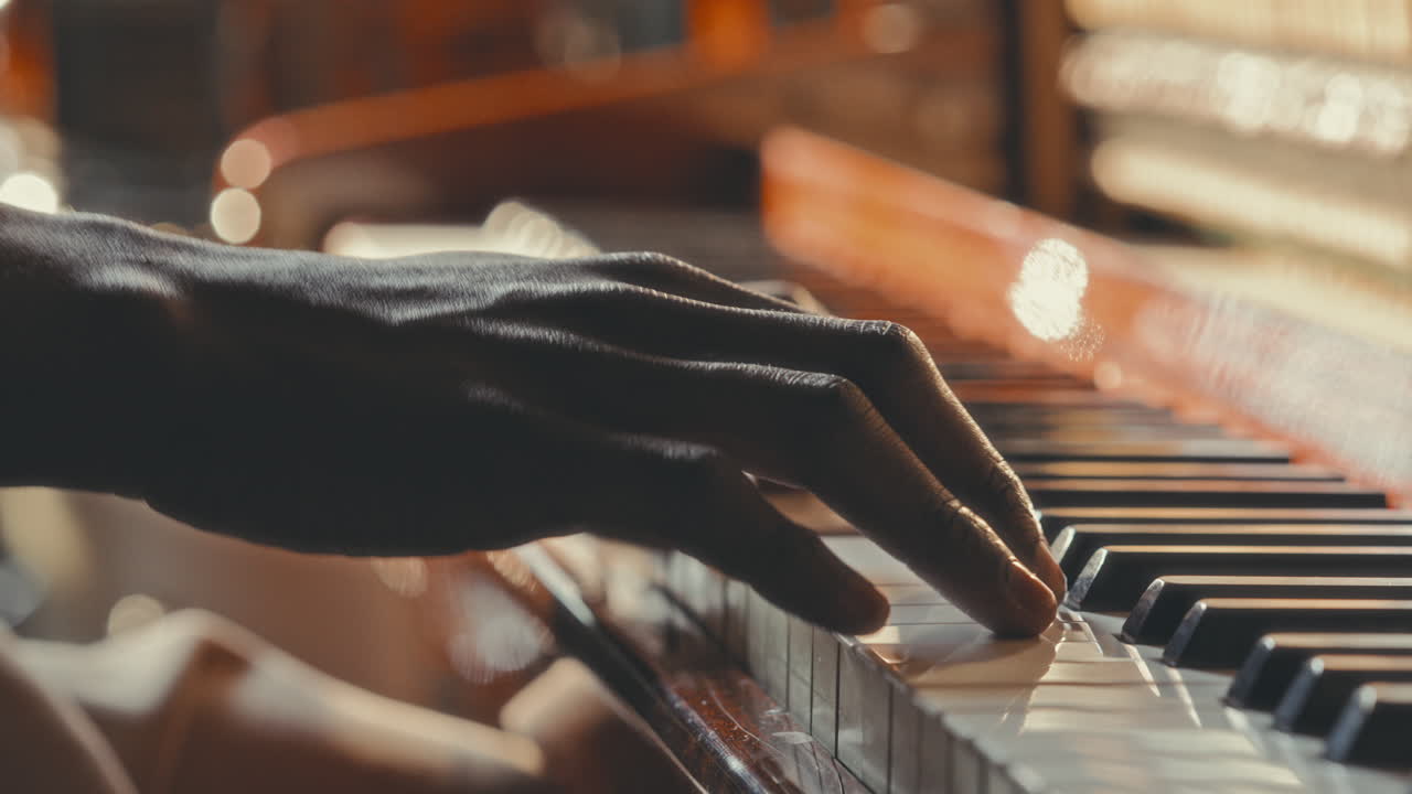 persona que toca el piano